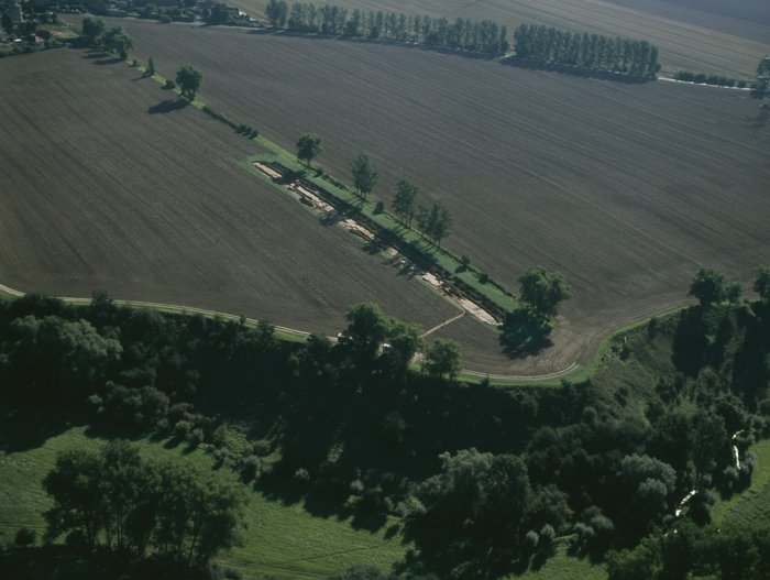 Abbildung 1: Das Lufbild zeigt den Geländesporn mit Steilabfall zum Olbetal. © Landesamt für Denkmalpflege und Archäologie Sachsen-Anhalt, Ralf Schwarz. 