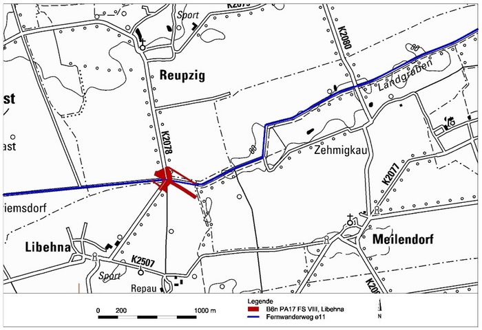 Abbildung 1: Libehna, Landkreis Anhalt Bitterfeld. Lage der Fundstelle 8 (B6n PA17; rot) mit Verlauf des europäischen Fernwanderweges Nr. 11 (blau). © Landesamt für Denkmalpflege und Archäologie Sachsen-Anhalt, Andrea Hinz.