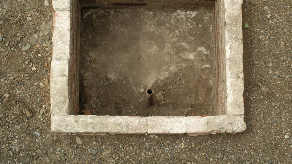 Abbildung 7: Während die Wasserversorgung des Lagers durch rechteckige Schächte gewährleistet wurde, in deren Sohle eiserne Pumpenrohre eingetieft waren, schöpfte man in der Völkerwanderungszeit das ehemals höher stehende Grundwasser aus rundlichen Brunnen (Abbildung 8). © Landesamt für Denkmalpflege und Archäologie Sachsen-Anhalt, Kathrin Ulrich.